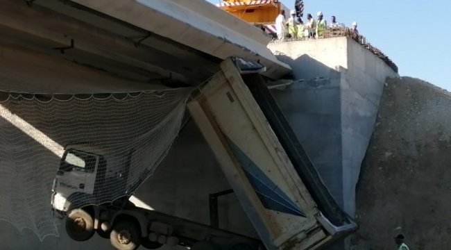 KAMYON VİYADÜĞE ÇARPTI: 1 YARALI