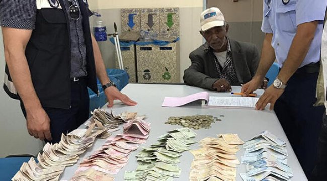İZMİR’DE DİLENCİDEN ÇIKAN PARA ŞOKE ETTİ