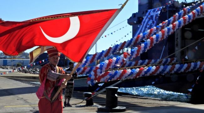 MEHTERLİ TÖRENLE BAŞLAYAN ÇEŞME-ATİNA SEFERLERİNE ARA VERİLDİ