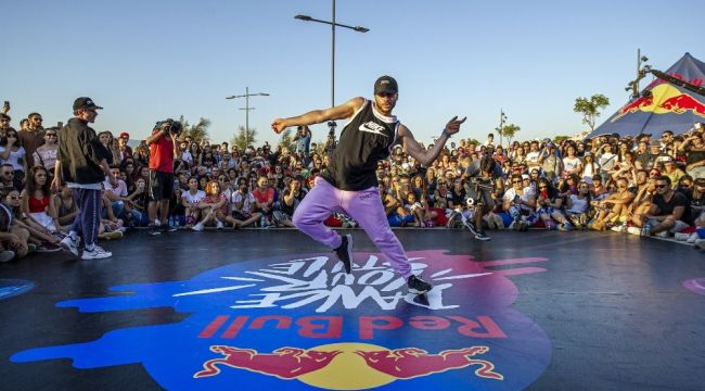 RED BULL DANCE YOUR STYLE'DA KAZANAN AYDAN UYSAL OLDU