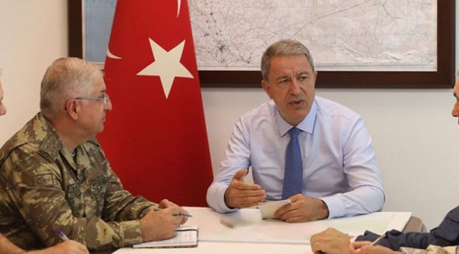 Savunma Bakanı Akar ve komutanlar Suriye sınırında