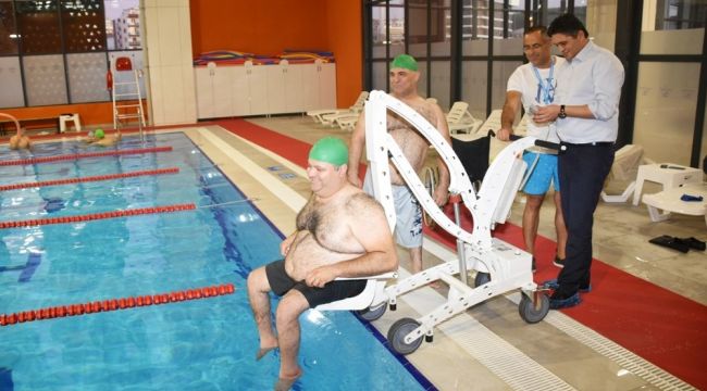ALİAĞA'DA ENGELLİLER İÇİN HAVUZ LİFTİ