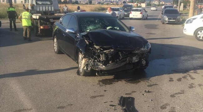 Balıkesir'de minibüsle otomobil çarpıştı: 1 ölü, 12 yaralı