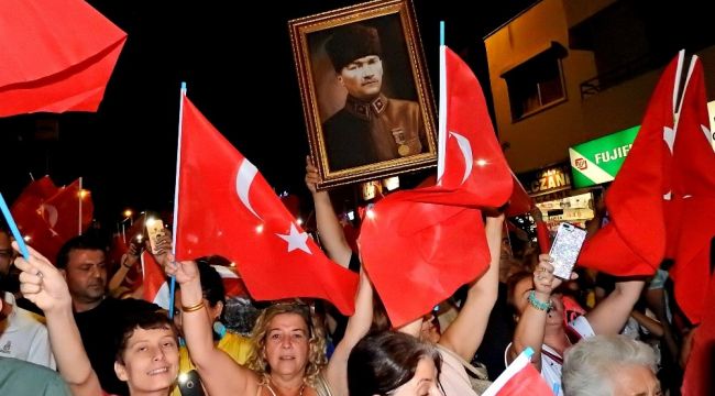 Çeşme'de Fener Alayında Meşaleler Yerine Cep Telefonu Işıkları Yandı