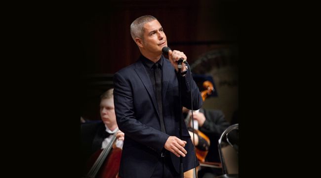 Dünyaca ünlü İtalyan pop tenor sokak hayvanları için Çeşme'de
