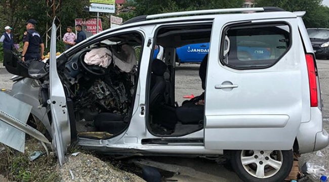 Hafif ticari araç trafik levhasına çarptı; 3 ÖLÜ
