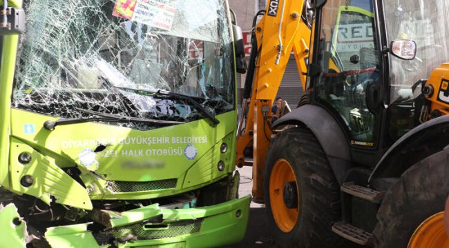 Halk otobüsüyle iş makinesi çarpıştı!