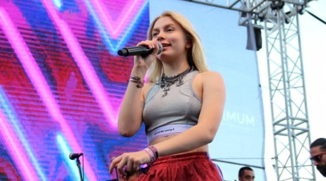 İZMİR'DE KONSER VEREN ALEYNA TİLKİ'YE HAYRANINDAN İLGİNÇ PANKART
