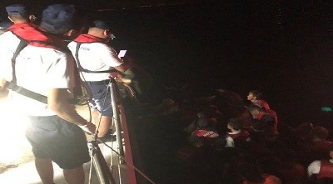 İZMİR'DE 49 DÜZENSİZ GÖÇMEN YAKALANDI