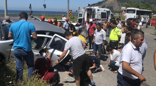 Kavşakta iki otomobil çarpıştı, ortalık savaş alanına döndü