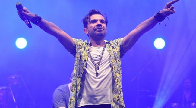 Kenan Doğulu'dan Çeşme'de unutulmaz konser