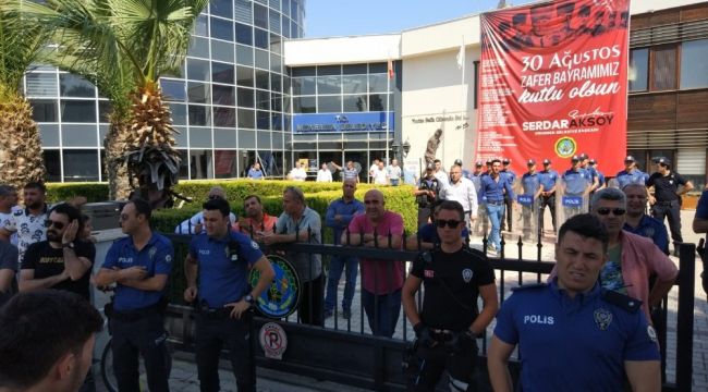 MENEMEN&#039;DE PAZARCILARIN KRİZİ BÜYÜYOR