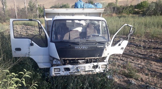 Minibüs ile kamyonet çarpıştı: 18 yaralı