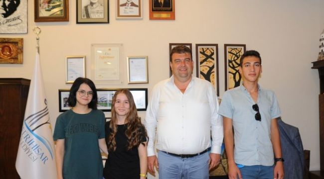 BAŞKAN YETİŞKİN'DEN GENÇLERE SAMOS ÖDÜLÜ