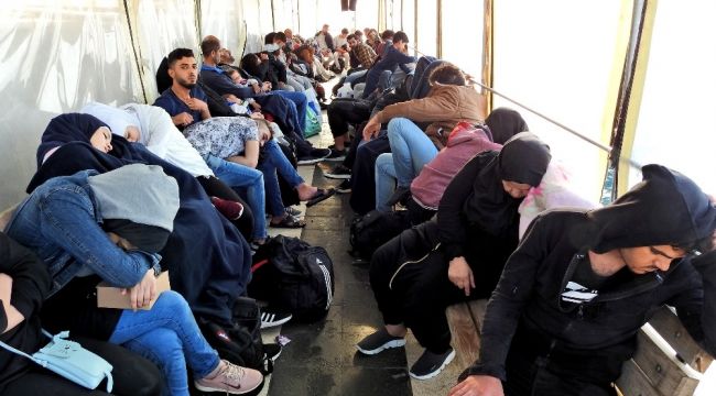 Çeşme'de 266 düzensiz göçmen, iki organizatör yakalandı