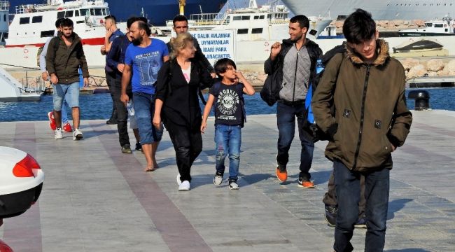 ÇEŞME'DE 51 KAÇAK GÖÇMEN YAKALANDI