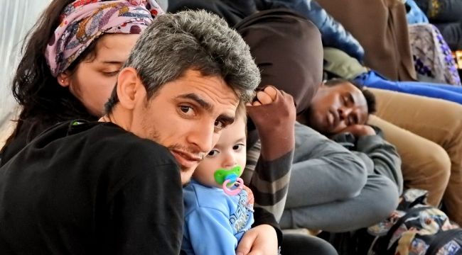 ÇEŞME'DE 6 ŞİŞME BOTTA 236 KAÇAK GÖÇMEN YAKALANDI