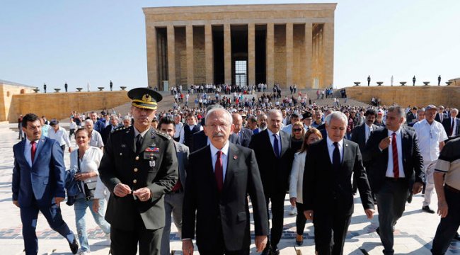 CHP'NİN KURULUŞ YIL DÖNÜMÜNDE KILIÇDAROĞLU ANITKABİR'İ ZİYARET ETTİ