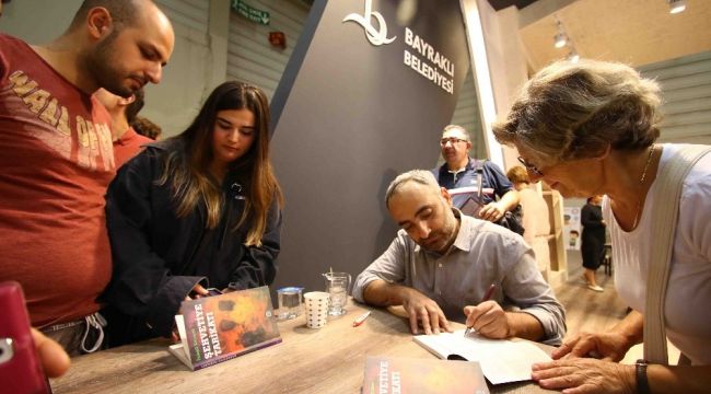İsmail Saymaz, Bayraklı Belediyesi standında okurlarıyla buluştu