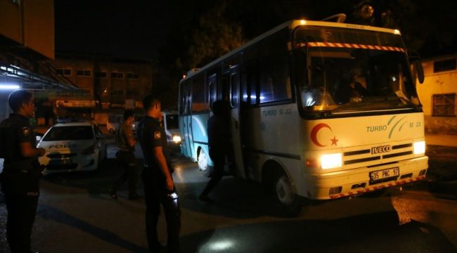 İZMİR'DE 19 KAÇAK GÖÇMEN YAKALANDI