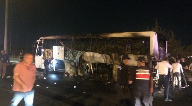 İzmir'de yolcu otobüsü alev alev yandı