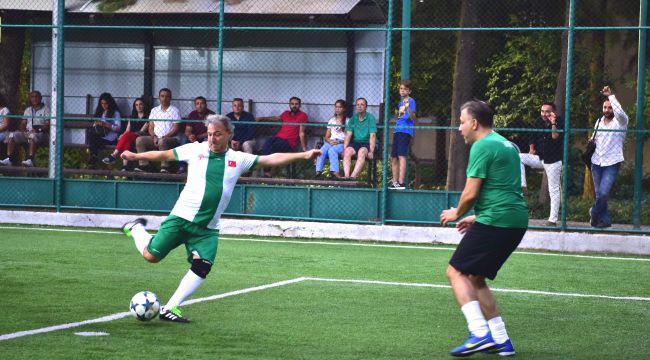 Meclisteki uyum halı sahalara taşındı.