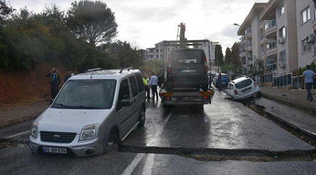 Sağanak vurdu, araçlar çukura düştü