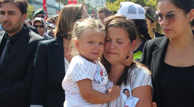 Şehit polisin 5 yaşındaki kızı Nehir'den yürekleri dağlayan veda: "Baba"