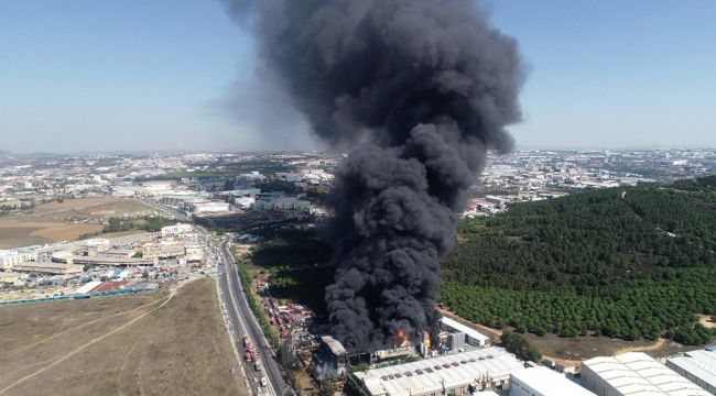 Tuzla’daki fabrika yangınında yakıt tankı patladı