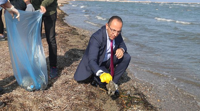 BAŞKAN OĞUZ ÖĞRENCİLERLE BİRLİKTE TEMİZLİKTE