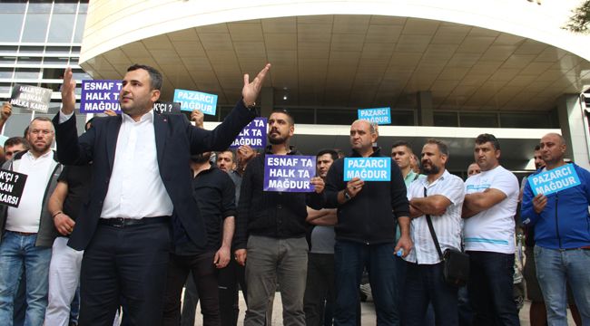 BELEDİYE ÖNÜNDE EYLEM YAPTILAR