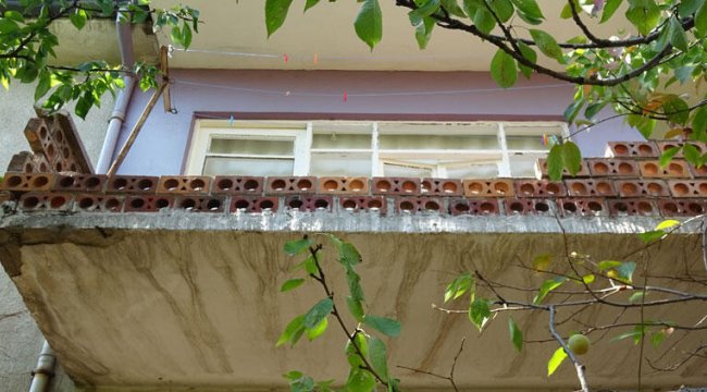 Halı çırparken balkondan düşen çift, yaralandı