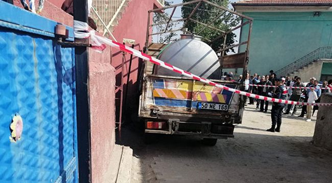 Kamyoneti ile duvar arasında kalan sütçü öldü