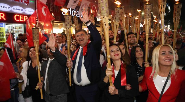 KARŞIYAKA'DA 'CUMHURİYET' ŞÖLENİ