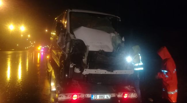 Minibüs tıra arkadan çarptı