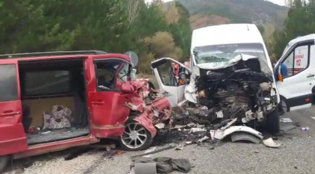 Minibüsler çarpıştı, ölü ve yaralılar var