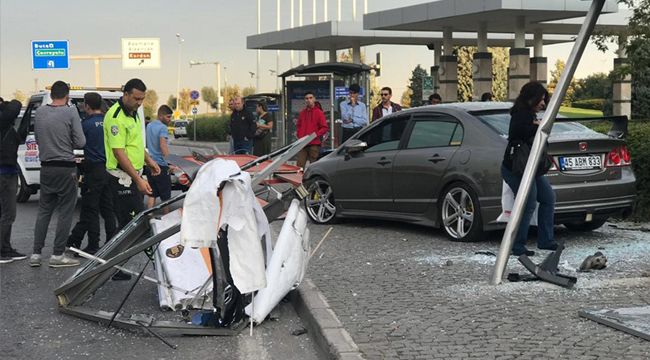 OTOMOBİL DURAĞA GİRDİ