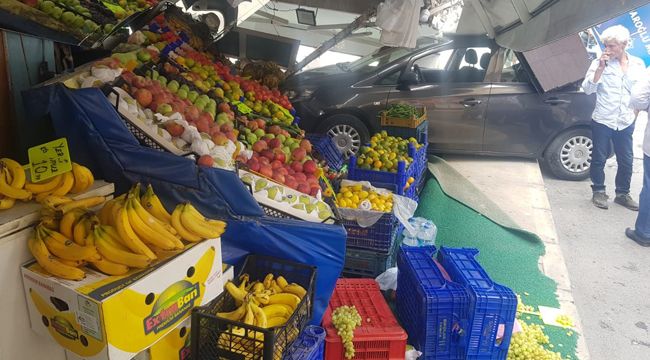 OTOMOBİL MANAV TEZGAHINA DALDI
