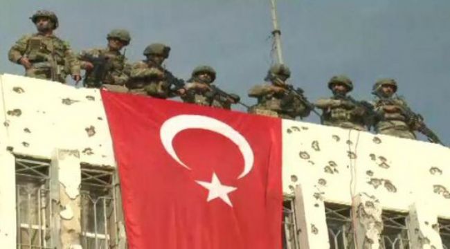 Resulayn’da belediye binasına Türk bayrağı asıldı