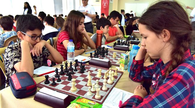SATRANÇ TUTKUNLARI BORNOVA'DA BULUŞTU