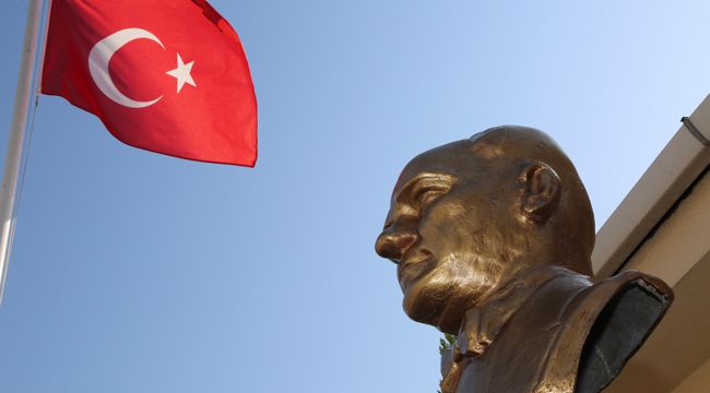 Tahrip edilen Atatürk büstü yenilendi