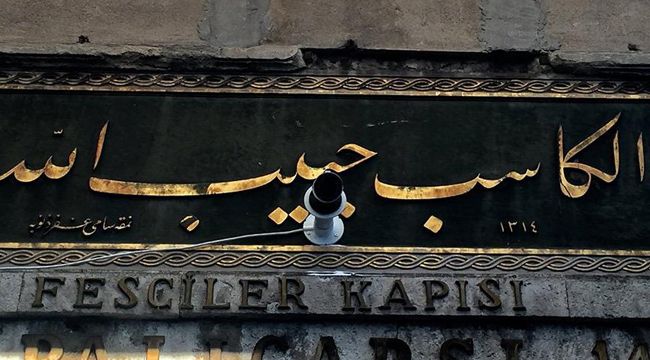 Tarihi kitabeyi iş yetişsin diye delmişler!