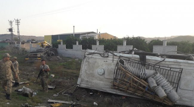 Tır ile midibüs çarpıştı: 20 yaralı