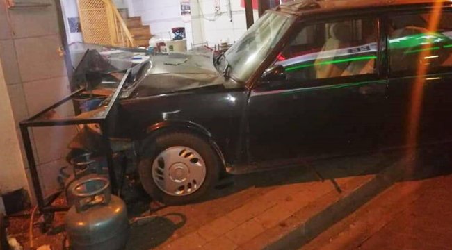 15 yaşındaki sürücü, otomobille iş yerine girdi