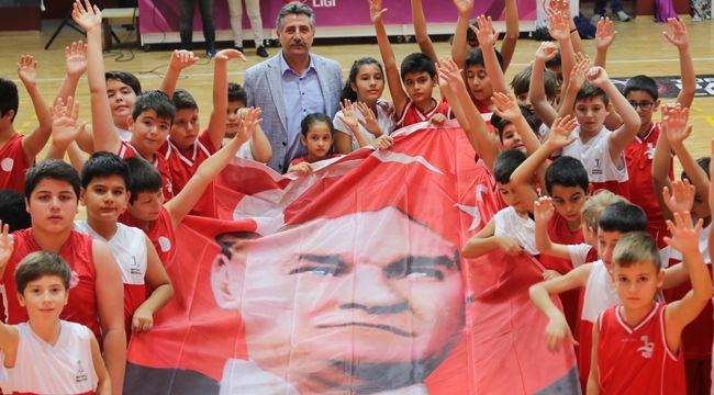 BAYRAKLI ATA'SINI ANDI