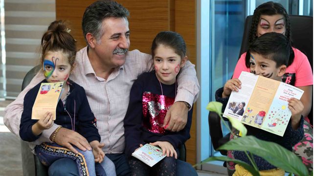 BAYRAKLILI ÇOCUKLAR 'HAKLARI' İÇİN YÜRÜDÜ