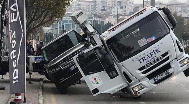 Çekici lüks aracı kaldırmaya çalışırken...