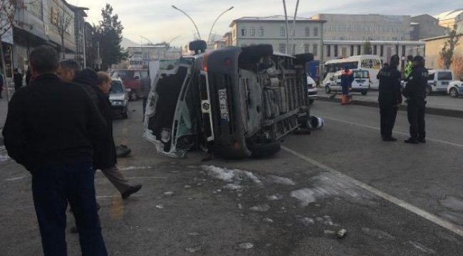 Cezaevi servis aracı ile minibüs çarpıştı: 6 yaralı
