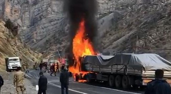 Çukurca'da yanan TIR'a, askeri birliğe ait itfaiye aracı müdahale etti