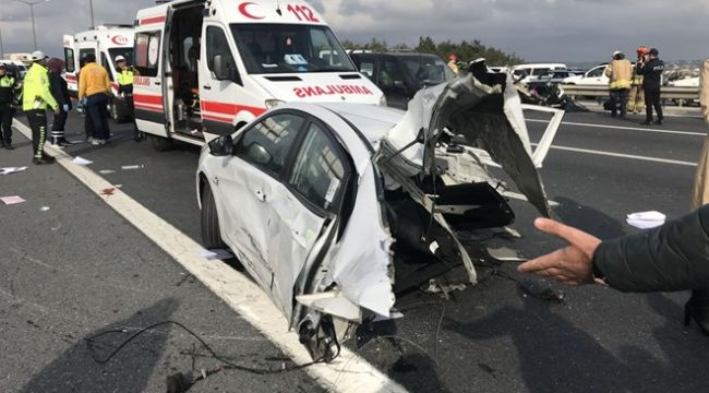 Feci kaza: Otomobil ikiye ayrıldı 1 ölü, 2 ağır yaralı